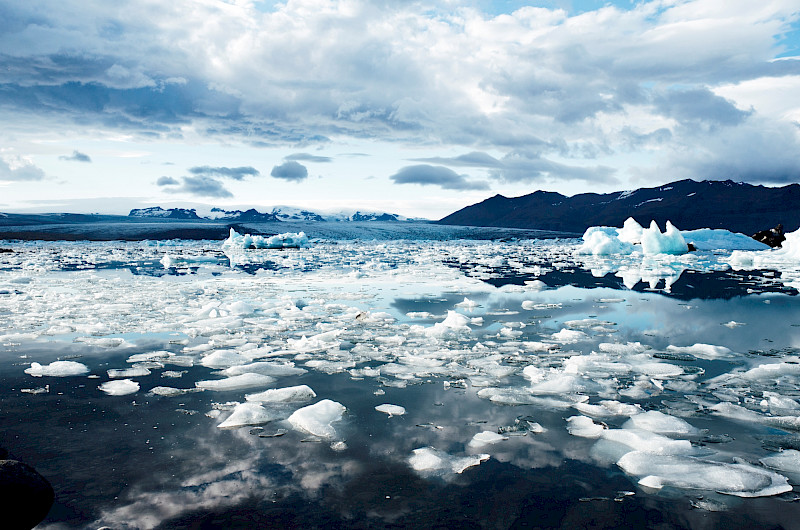 Ilmastonmuutos  vaikuttaa muun muassa jäätiköiden sulamiseen ja vedenpinnan nousuun.